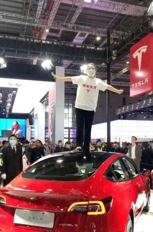 上海车展网红吃瓜