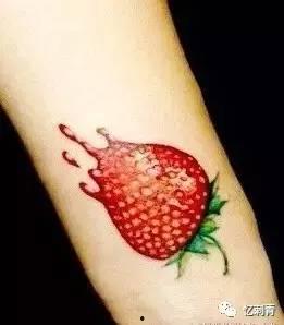 网红大腿纹身吃瓜,吃瓜群众纷纷围观